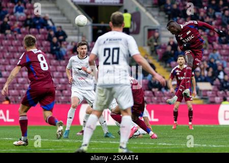 Genf, Schweiz. Februar 2025. Genf, Schweiz, 23. Februar 2025: Alioune Ndoye (24 Servette FC) springt im Super League Spiel zwischen Servette FC und FC Winterthur im Stade de Geneve in Genf (Giuseppe Velletri/SPP) Credit: SPP Sport Press Photo. /Alamy Live News Stockfoto