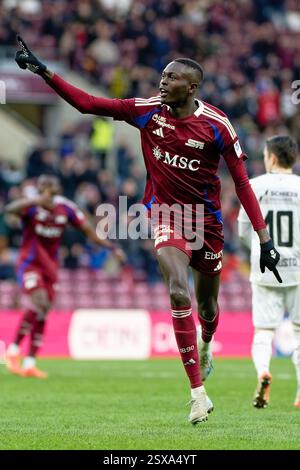 Genf, Schweiz. Februar 2025. Genf, Schweiz, 23. Februar 2025: Alioune Ndoye (24 Servette FC) feiert, nachdem er während des Super-League-Spiels zwischen Servette FC und FC Winterthur im Stade de Geneve in Genf (Giuseppe Velletri/SPP) das erste Tor seines Teams erzielt hat. /Alamy Live News Stockfoto