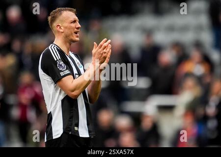 Newcastle upon Tyne, Großbritannien. Februar 2025. NEWCASTLE UPON TYNE, ENGLAND – 23. FEBRUAR: Dan Burn vom Newcastle United FC applaudiert nach dem Spiel der Premier League zwischen Newcastle United FC und Nottingham Forest FC am 23. Februar 2025 im St. James' Park in Newcastle upon Tyne. (Foto: Rene Nijhuis/MB Media) Credit: MB Media Solutions/Alamy Live News Stockfoto