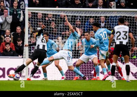 Newcastle upon Tyne, Großbritannien. Februar 2025. NEWCASTLE UPON TYNE, ENGLAND - 23. FEBRUAR: Lewis Miley vom Newcastle United FC schießt am 23. Februar 2025 in Newcastle upon Tyne, England, um sein erstes Tor beim Premier League-Spiel zwischen Newcastle United FC und Nottingham Forest FC im St. James' Park zu erzielen. (Foto: Rene Nijhuis/MB Media) Credit: MB Media Solutions/Alamy Live News Stockfoto
