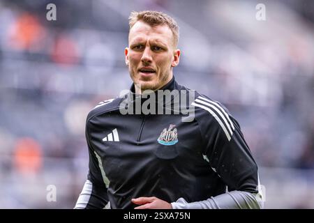Newcastle upon Tyne, Großbritannien. Februar 2025. NEWCASTLE, ENGLAND - 23. FEBRUAR: Dan Burn von Newcastle United während des Aufwärmens vor dem 26. Matchweek-Spiel der Premier League 2024/25 zwischen Newcastle United FC und Nottingham Forest FC am 23. Februar 2025 in Newcastle, England. (Richard Callis/SPP) Credit: SPP Sport Press Photo. /Alamy Live News Stockfoto