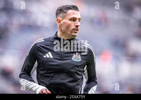 Newcastle upon Tyne, Großbritannien. Februar 2025. NEWCASTLE, ENGLAND - 23. FEBRUAR: Fabian Schär von Newcastle United während des warm Up vor dem Spiel der Premier League 2024/25 in der 26. Matchweek zwischen Newcastle United FC und Nottingham Forest FC am 23. Februar 2025 im St. James' Park in Newcastle, England. (Richard Callis/SPP) Credit: SPP Sport Press Photo. /Alamy Live News Stockfoto