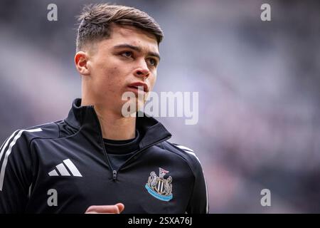 Newcastle upon Tyne, Großbritannien. Februar 2025. NEWCASTLE, ENGLAND - 23. FEBRUAR: Lewis Miley von Newcastle United während des Aufwärmens vor dem 26. Matchweek-Spiel der Premier League 2024/25 zwischen Newcastle United FC und Nottingham Forest FC am 23. Februar 2025 in Newcastle, England. (Richard Callis/SPP) Credit: SPP Sport Press Photo. /Alamy Live News Stockfoto