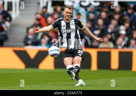 Newcastle, Großbritannien. Februar 2025. Dan Burn von Newcastle United kreuzt mit dem Ball während des Premier League-Spiels Newcastle United gegen Nottingham Forest im St. James's Park, Newcastle, Vereinigtes Königreich, 23. Februar 2025 (Foto: Alfie Cosgrove/News Images) in Newcastle, Vereinigtes Königreich am 23. Februar 2025. (Foto: Alfie Cosgrove/News Images/SIPA USA) Credit: SIPA USA/Alamy Live News Stockfoto