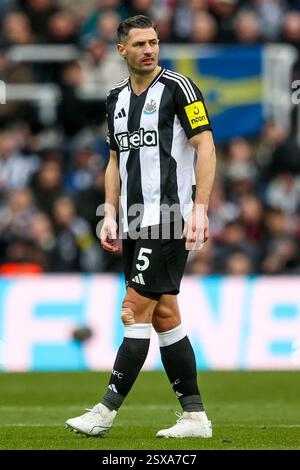 Newcastle, Großbritannien. Februar 2025. Fabian Schar von Newcastle United sieht beim Premier League-Spiel Newcastle United gegen Nottingham Forest im St. James's Park, Newcastle, Vereinigtes Königreich, 23. Februar 2025 (Foto: Alfie Cosgrove/News Images) in Newcastle, Vereinigtes Königreich am 23. Februar 2025. (Foto: Alfie Cosgrove/News Images/SIPA USA) Credit: SIPA USA/Alamy Live News Stockfoto