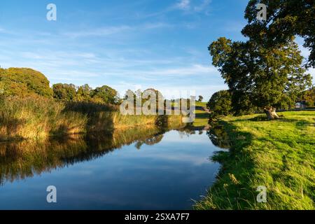 Wunderschöner Abend am Fluss Bela bei Milnthorpe an der Küste von Cumbria, England. Stockfoto