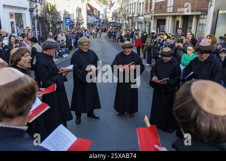 Geraardsbergen, Belgien. Februar 2025. Aufgenommen während der Krakelinger und Tonnekensbrand 2025 in Geraardsbergen, Sonntag, 23. Februar 2025. Das historische Krakelingenstoet führt heute Nachmittag durch die Straßen von Geraardsbergen. Zusammen mit dem Tonnekensbrand läutet diese Doppelfeier voller jahrhundertealter Traditionen und Symbole den Beginn des kommenden Frühlings ein. Mehr als 1.000 Menschen nehmen jedes Jahr an der Prozession Teil. Sie stellen mehrere Stücke der Geschichte der Stadt dar. BELGA FOTO NICOLAS MAETERLINCK Credit: Belga News Agency/Alamy Live News Stockfoto
