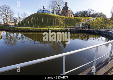 Geraardsbergen, Belgien. Februar 2025. Aufgenommen während der Krakelinger und Tonnekensbrand 2025 in Geraardsbergen, Sonntag, 23. Februar 2025. Das historische Krakelingenstoet führt heute Nachmittag durch die Straßen von Geraardsbergen. Zusammen mit dem Tonnekensbrand läutet diese Doppelfeier voller jahrhundertealter Traditionen und Symbole den Beginn des kommenden Frühlings ein. Mehr als 1.000 Menschen nehmen jedes Jahr an der Prozession Teil. Sie stellen mehrere Stücke der Geschichte der Stadt dar. BELGA FOTO NICOLAS MAETERLINCK Credit: Belga News Agency/Alamy Live News Stockfoto