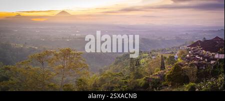 Blick auf den Mount Batur und den Mount Agung von der Nähe des Beratansees bei Sonnenaufgang, Bali, Indonesien, Südostasien, Asien Stockfoto