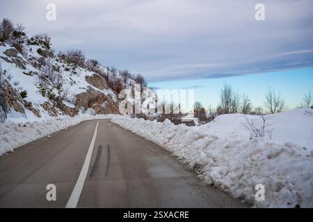Blick auf die Bergstraße im Winter in Montenegro, Lovcen Nationalpark Stockfoto