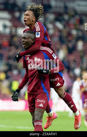 Genf, Schweiz. Februar 2025. Genf, Schweiz, 23. Februar 2025: Alioune Ndoye (24 Servette FC) feiert, nachdem er mit seinem Teamkollegen Keyan Varela (36 Servette FC) während des Super-League-Spiels zwischen Servette FC und FC Winterthur im Stade de Geneve in Genf (Giuseppe Velletri/SPP) das dritte Tor seiner Mannschaft erzielte. /Alamy Live News Stockfoto