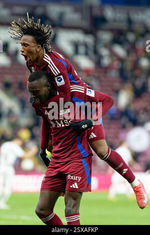 Genf, Schweiz. Februar 2025. Genf, Schweiz, 23. Februar 2025: Alioune Ndoye (24 Servette FC) feiert, nachdem er mit seinem Teamkollegen Keyan Varela (36 Servette FC) während des Super-League-Spiels zwischen Servette FC und FC Winterthur im Stade de Geneve in Genf (Giuseppe Velletri/SPP) das dritte Tor seiner Mannschaft erzielte. /Alamy Live News Stockfoto