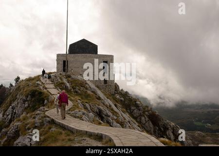 Besucher des Njegoš Mausoleums, des Berges Lovćen, Cetinje, Montenegro Stockfoto