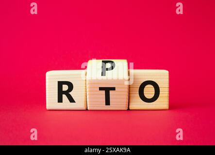 RPO vs. RTO-Symbol. Holzwürfel mit den Worten RTO bis RPO. Schöner roter Hintergrund. Geschäftskonzept. Kopierbereich Stockfoto