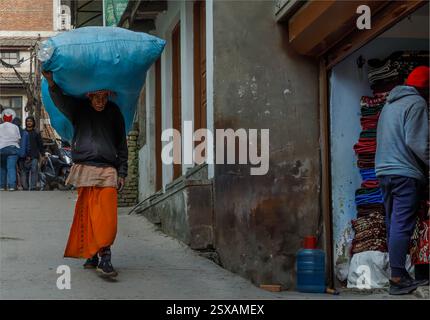 Kathmandu Nepal – 11. Februar 2025 – nepalesische Männer sammeln Plastikflaschen zum Recycling und tragen sie auf dem Kopf Stockfoto