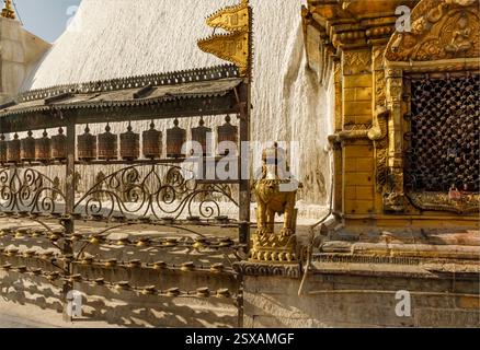 Kathmandu, Nepal - 11. Februar 2025 - Swayambhunath Stupa mit Gebeträdern, Butterlampen und einer Schutzlöwenstatue Stockfoto