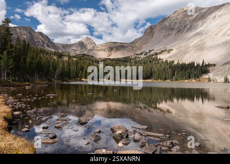 Der Brainard Lake liegt in einem durch Gletscher ausgeschnittenen Tal, mit den Indian Peaks, die sich über dem See erheben und den Besuchern einen wunderbaren Panoramablick bieten. Stockfoto