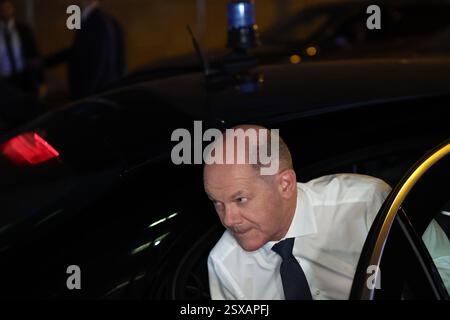 Berlin, Deutschland. Februar 2025. OLAF Scholz (SPD), Bundeskanzler und Kanzlerkandidat, geht nach der ersten Projektion des Bundestagswahlergebnisses in die "Berliner Runde". Quelle: Hannes P Albert/dpa/Alamy Live News Stockfoto