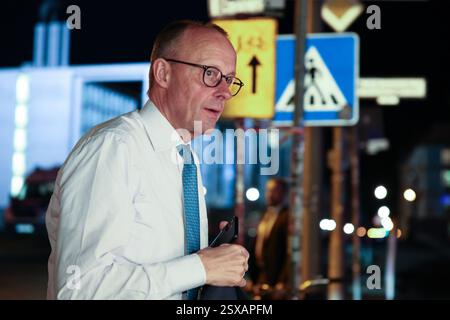 Berlin, Deutschland. Februar 2025. Friedrich Merz (CDU), Parteivorsitzender und Kanzlerkandidat, geht nach der ersten Projektion des Bundestagswahlergebnisses in die "Berliner Runde". Quelle: Hannes P Albert/dpa/Alamy Live News Stockfoto