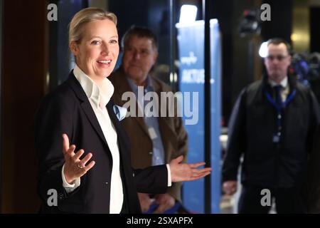 Berlin, Deutschland. Februar 2025. Alice Weidel, Bundesvorsitzende und Kandidatin der AfD, geht nach der ersten Projektion des Bundestagswahlergebnisses in die "Berliner Runde". Quelle: Hannes P Albert/dpa/Alamy Live News Stockfoto
