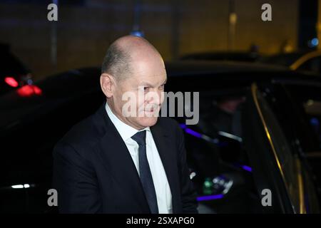 Berlin, Deutschland. Februar 2025. OLAF Scholz (SPD), Bundeskanzler und Kanzlerkandidat, tritt nach der ersten Projektion des Bundestagswahlergebnisses dem "Berliner Runden Tisch" bei. Quelle: Hannes P Albert/dpa/Alamy Live News Stockfoto
