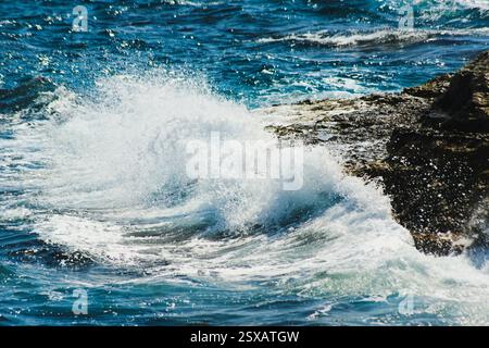 Meereslandschaft mit Wellen und Felsen. Torre Sant'Andrea, Salento Coast, Apulien, ITALIEN Stockfoto