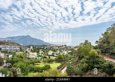 Ein Landschaftsbild eines Golfplatzes, der sich in der mediterranen Stadt Marbella versteckt Stockfoto
