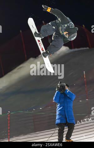 Calgary, Alberta, Kanada. Februar 2025. Campbell Melville Ives aus Neuseeland in Aktion während des Herren Snowboard Halfpipe Wettbewerbs bei der FIS Snowboard World Cup 2025 Calgary. Stockfoto