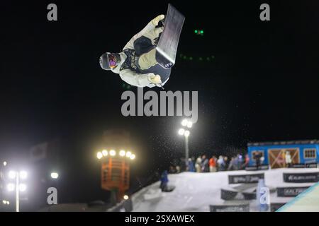 Calgary, Alberta, Kanada. Februar 2025. Jason Wolle aus den USA in Aktion während des Herren Snowboard Halfpipe Wettbewerbs bei der FIS Snowboard World Cup 2025 Calgary. Stockfoto
