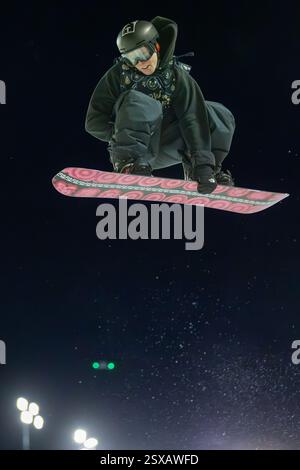 Calgary, Alberta, Kanada. Februar 2025. Campbell Melville Ives aus Neuseeland in Aktion während des Herren Snowboard Halfpipe Wettbewerbs bei der FIS Snowboard World Cup 2025 Calgary. Stockfoto