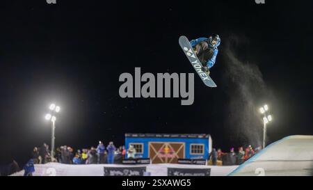 Calgary, Alberta, Kanada. Februar 2025. Alessandro Barbieri aus den USA in Aktion während des Men's Snowboard Halfpipe Wettbewerbs bei der FIS Snowboard World Cup 2025 Calgary. Stockfoto