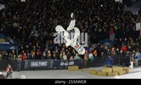Calgary, Alberta, Kanada. Februar 2025. Yuto Totsuka aus Japan in Aktion während des Herren Snowboard Halfpipe Wettbewerbs bei der FIS Snowboard World Cup 2025 Calgary. Stockfoto