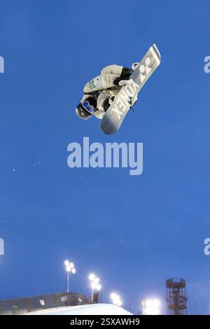 Calgary, Alberta, Kanada. Februar 2025. Yuto Totsuka aus Japan in Aktion während des Herren Snowboard Halfpipe Wettbewerbs bei der FIS Snowboard World Cup 2025 Calgary. Stockfoto