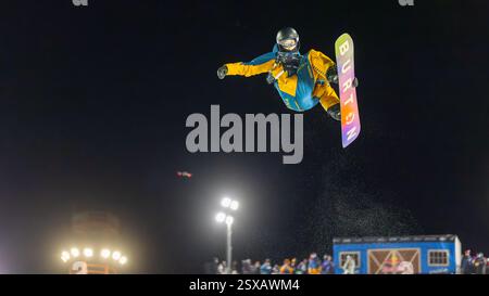 Calgary, Alberta, Kanada. Februar 2025. Liu Yibo aus China in Aktion während des Women's Snowboard Halfpipe Wettbewerbs bei der FIS Snowboard World Cup 2025 Calgary. Stockfoto