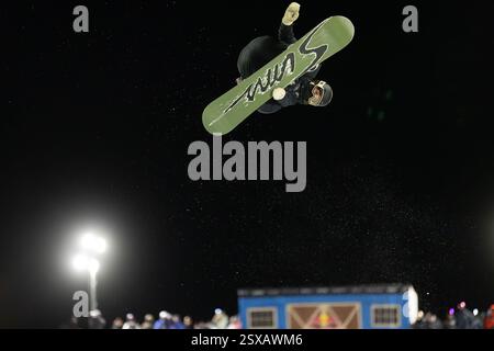 Calgary, Alberta, Kanada. Februar 2025. Isabelle Lötscher aus der Schweiz im Einsatz während des Women's Snowboard Halfpipe Wettbewerbs beim FIS Snowboard World Cup 2025 Calgary. Stockfoto