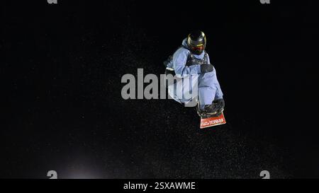 Calgary, Alberta, Kanada. Februar 2025. Sonora Alba aus den USA im Einsatz beim Women's Snowboard Halfpipe Competition bei der FIS Snowboard World Cup 2025 Calgary. Stockfoto