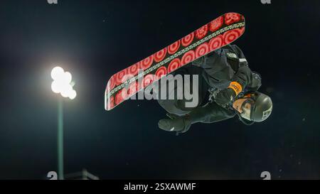 Calgary, Alberta, Kanada. Februar 2025. Campbell Melville Ives aus Neuseeland in Aktion während des Herren Snowboard Halfpipe Wettbewerbs bei der FIS Snowboard World Cup 2025 Calgary. Stockfoto