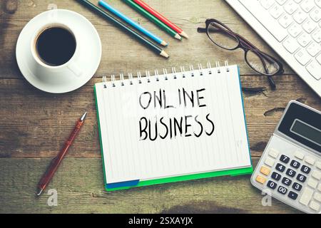 Online-Geschäft auf Notebook mit Tastatur und Schreibwaren geschrieben Stockfoto
