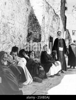 Juden an der Klagemauer, Historisches Foto der Klagemauer in Jerusalem (El-Kouds). Judenjammer. Anfang der 1900er Jahre Stockfoto