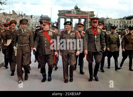 FELDMARSCHALL MONTGOMERY SCHMÜCKT RUSSISCHE GENERÄLE AM BRANDENBURGER TOR IN BERLIN AM 12. JULI 1945. Der stellvertretende Oberbefehlshaber der Roten Armee, Marschall G Schukow, der Kommandeur der 21. Armeegruppe, Feldmarschall Sir Bernard Montgomery, Marschall K Rokossovsky und General Sokolovsky der Roten Armee verlassen nach einer Zeremonie das Brandenburger Tor. Stockfoto