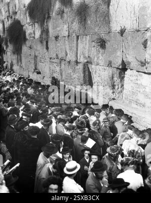 Juden an der Klagemauer, Historisches Foto der Klagemauer in Jerusalem (El-Kouds). Judenjammer. Anfang der 1900er Jahre Stockfoto