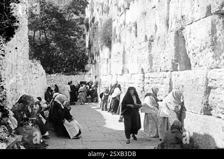 Juden an der Klagemauer, Historisches Foto der Klagemauer in Jerusalem (El-Kouds). Judenjammer. Anfang der 1900er Jahre Stockfoto