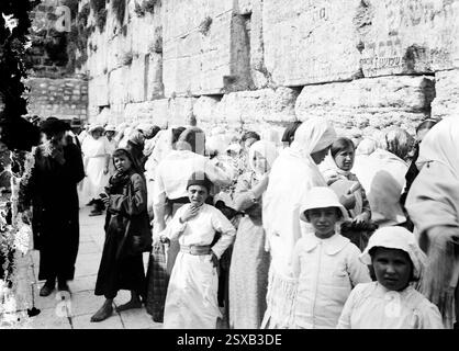 Juden an der Klagemauer, Historisches Foto der Klagemauer in Jerusalem (El-Kouds). Judenjammer. Anfang der 1900er Jahre Stockfoto