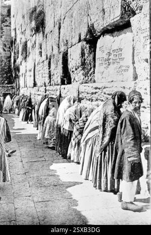 Juden an der Klagemauer, Historisches Foto der Klagemauer in Jerusalem (El-Kouds). Judenjammer. Anfang der 1900er Jahre Stockfoto