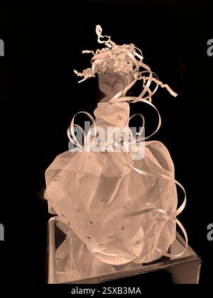 Künstlerische abstrakte Modell-Puppe Braut im Hochzeitskleid zeigt Kunsthaare und Schleier, während sie Braut Design und Frisur entscheidet. Bänder und Blumen im Preis inbegriffen. Stockfoto