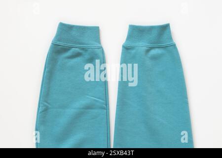 Ärmel aus blauem Baumwoll-Sport-Sweatshirt auf weißem Hintergrund Nahaufnahme Stockfoto
