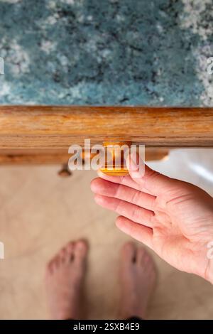 Frau Hand öffnet alte Küchenschublade in der Küche zu Hause von oben nach unten, Küchenmöbel Stockfoto