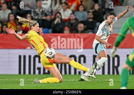 Justine Vanhaevermaet (10) aus Belgien hat am ersten Spieltag in der Gruppe A3 des Wettbewerbs der Women's Nations League 2024-25 am Sonntag, den 21. Februar 2025 in Valencia, Spanien, gegen Leila Ouahabi (15) aus Spanien verteidigt. FOTO SPORTPIX | David Catry Stockfoto