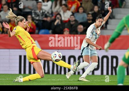 Justine Vanhaevermaet (10) aus Belgien hat am ersten Spieltag in der Gruppe A3 des Wettbewerbs der Women's Nations League 2024-25 am Sonntag, den 21. Februar 2025 in Valencia, Spanien, gegen Leila Ouahabi (15) aus Spanien verteidigt. FOTO SPORTPIX | David Catry Stockfoto