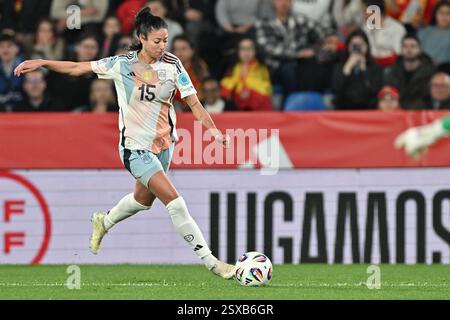 Leila Ouahabi (15) aus Spanien, die während eines Spiels zwischen den Nationalmannschaften Spaniens und Belgiens, die Red Flames genannt wurden, am ersten Spieltag in der Gruppe A3 des Wettbewerbs der Women's Nations League 2024-25, am Sonntag, den 21. Februar 2025 in Valencia, Spanien, dargestellt wurde. FOTO SPORTPIX | David Catry Stockfoto